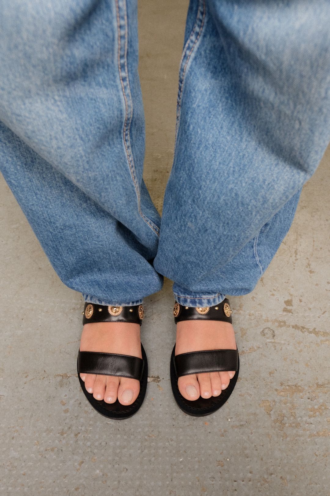 BLACK STUDS