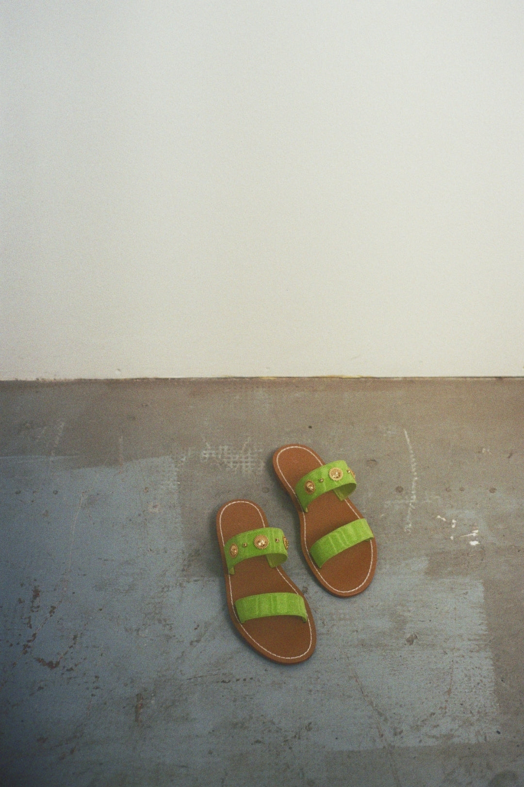 MOIRÈ STUDS LIME